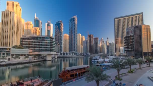 Poranny widok na Dubai Marina Towers i kanał w Dubaju timelapse — Wideo stockowe