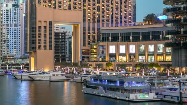 Vista de Dubai Marina Torres e canal em Dubai dia a noite timelapse — Vídeo de Stock