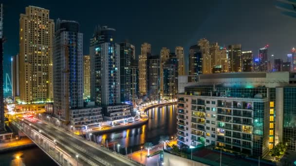 Dubai Marina à noite timelapse com trilhas leves de barcos na água e carros, Dubai, Emirados Árabes Unidos — Vídeo de Stock