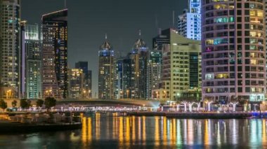 Dubai Yat Limanı kuleleri ve Dubai gece timelapse kanalda görünümü