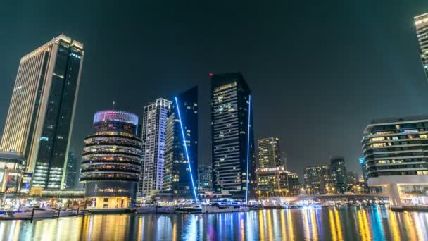 Vista de Dubai Marina Towers y canal en Dubai noche timelapse — Vídeos de Stock