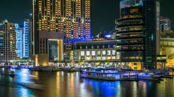 Uitzicht op Dubai Marina torens en kanaal in Dubai nacht timelapse — Stockvideo