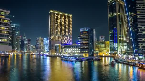 Vista de Dubai Marina Towers y canal en Dubai noche timelapse hiperlapso — Vídeos de Stock