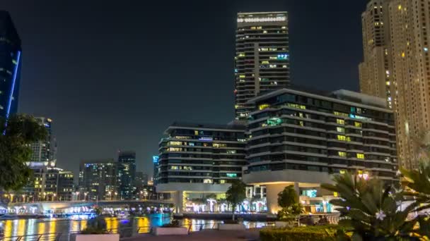 Utsikt över Dubai Marina Towers och kanalen i Dubai natten timelapse hyperlapse — Stockvideo