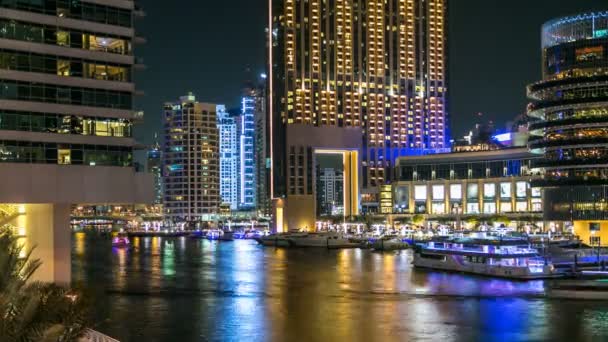 Vista de Dubai Marina Towers y canal en Dubai noche timelapse — Vídeos de Stock