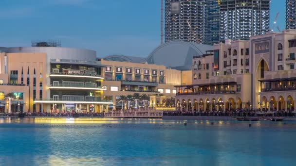 The Dancing Fountain of Dubai e o lago dia a noite timelapse ao anoitecer em Dubai, Emirados Árabes Unidos. — Vídeo de Stock