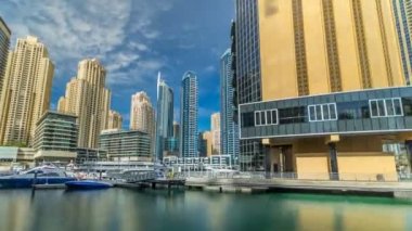 Dubai da Dubai Marina kulenin manzaraya gün zaman timelapse hyperlapse