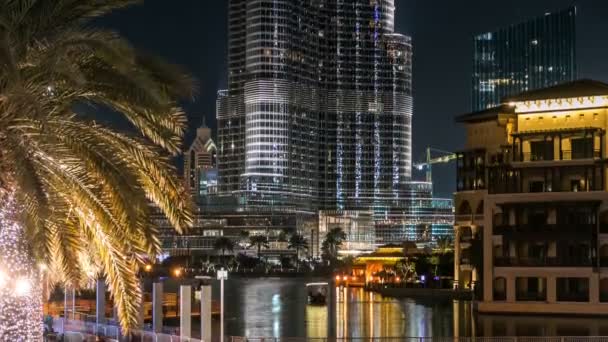 Burj Khalifa a Dubajskou fontánu v noci timelapse. Dubajskou fontánu je světy největší choreografii fontána systém nastaven na 30akr umělý Burj Khalifa jezero. — Stock video