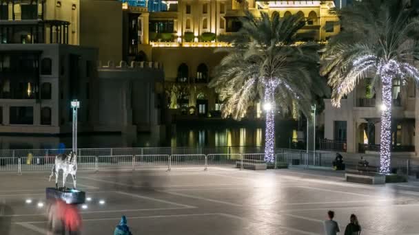 Площадь с конным памятником рядом с Суком и Бурдж Халифа в Дубае, ОАЭ — стоковое видео
