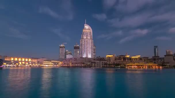 De dansende fontein van Dubai en het meer van dag tot nacht timelapse in de schemering in Dubai, Verenigde Arabische Emiraten. — Stockvideo