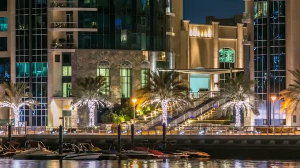 Sétány Dubai Marina timelapse éjjel, Egyesült Arab Emírségek. — Stock videók