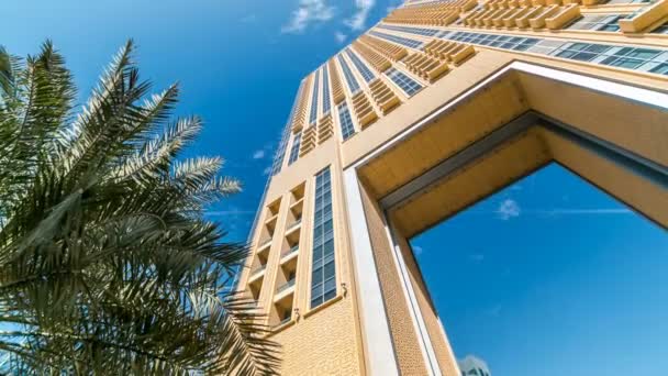 アラブ首長国連邦ドバイマリーナでアーチ型のタイムラプスを持つ豪華なレジデンスとビジネスビル — ストック動画