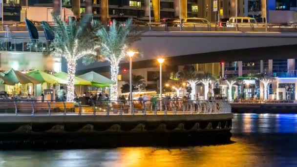 Promenad i Dubai Marina timelapse på natten, Förenade Arabemiraten. — Stockvideo