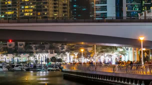 Sétány Dubai Marina timelapse éjjel, Egyesült Arab Emírségek. — Stock videók