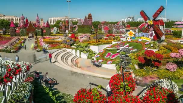 Jardim Milagroso do Dubai timelapse com mais de 45 milhões de flores em um dia ensolarado, Emirados Árabes Unidos — Vídeo de Stock