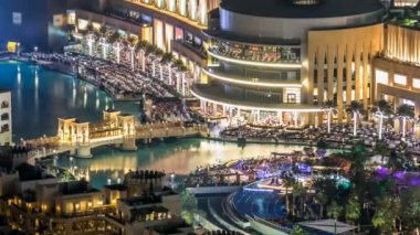 Dubai şehir merkezinde, Birleşik Arap Emirlikleri 'nde insan yapımı göl üzerindeki genel bir köprü manzarası..