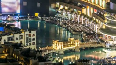 Dubai şehir merkezinde, Birleşik Arap Emirlikleri 'nde insan yapımı göl üzerindeki genel bir köprü manzarası..