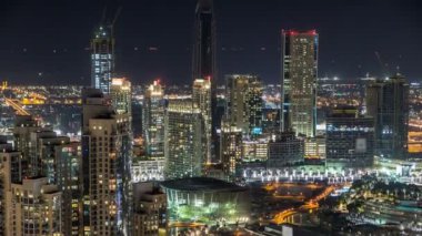 Dubai şehir merkezinde, Birleşik Arap Emirlikleri 'nde insan yapımı göl saatlerinin yakınına park ve kuleler..