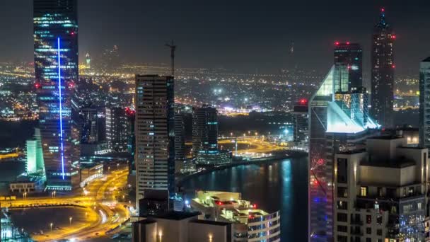 Mooie luchtfoto van een grote moderne stad bij nacht timelapse. Business bay, Dubai, Verenigde Arabische Emiraten. — Stockvideo