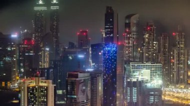 Büyük modern bir şehir, gece timelapse doğal hava görünümünü. İş bay, Dubai, Birleşik Arap Emirlikleri.