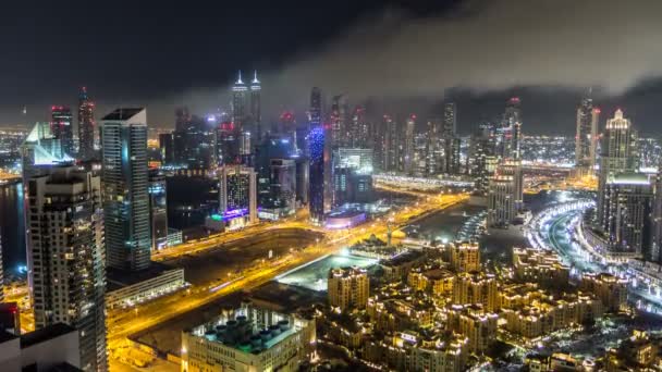 现代化的大城市在晚上间隔拍摄风景鸟瞰图。阿拉伯联合酋长国的迪拜商业湾. — 图库视频影像