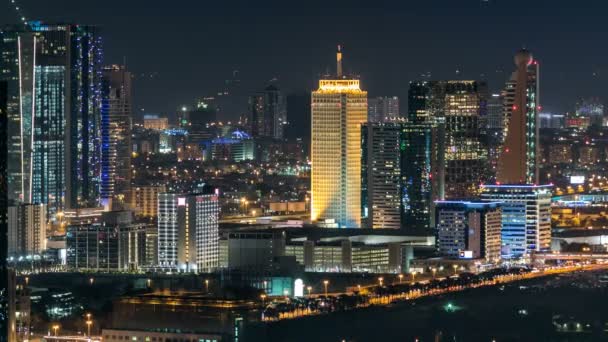 Natursköna Dubai City skyline timelapse på natten. Takterrass med utsikt över Sheikh Zayed road med många upplysta torn. — Stockvideo