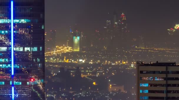 Malowniczy widok z lotu ptaka duże nowoczesne miasto w nocy timelapse. Zatokę, Dubai, Zjednoczone Emiraty Arabskie. — Wideo stockowe
