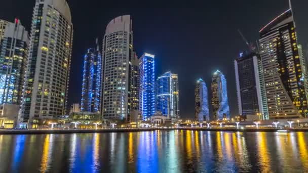 Widok na Dubai Marina Towers i kanał w Dubaju noc timelapse hyperlapse — Wideo stockowe