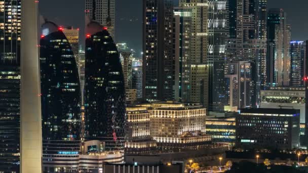 Scenic Dubai skyline céntrico timelapse por la noche. Vista de la azotea de la carretera Sheikh Zayed con numerosas torres iluminadas . — Vídeo de stock