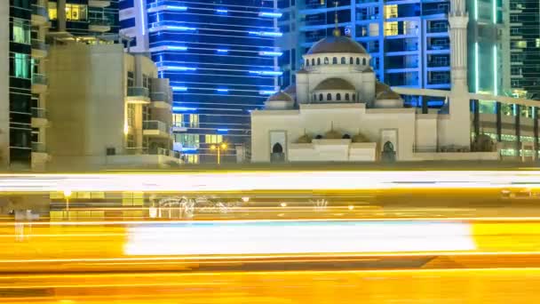阿拉伯联合酋长国迪拜马里纳的现代高楼、塔楼和旅馆之间的清真寺 — 图库视频影像