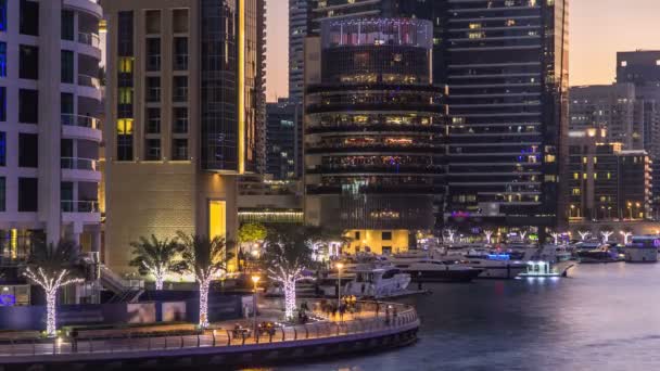 Uitzicht op Dubai Marina torens en kanaal in Dubai dag naar nacht timelapse — Stockvideo