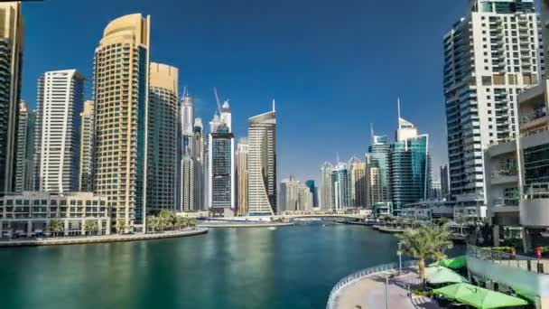Vista de Dubai Marina Towers y canal en Dubai timelapse hyperlapse — Vídeo de stock