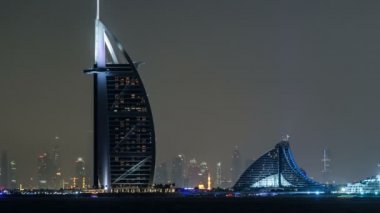 Dubai 'nin gece silueti, Burç al Arab ile birlikte Dubai, Birleşik Arap Emirlikleri' nde.