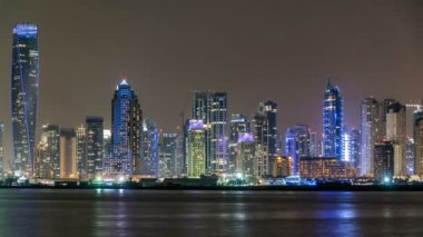 Palm Jumeirah de Dubai, BAE gelen görüldüğü gibi Dubai Marina manzarası gece timelapse.
