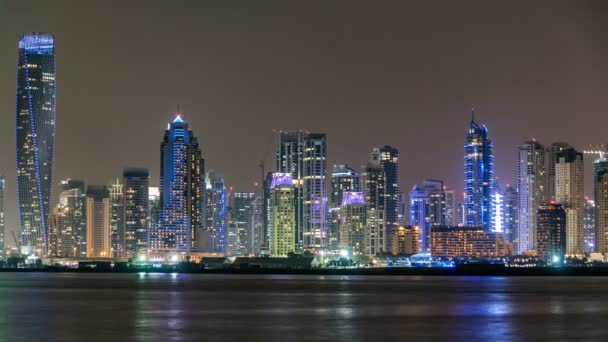 Dubai Marina skyline natten timelapse sett från Palm Jumeirah i Dubai, Förenade Arabemiraten. — Stockvideo