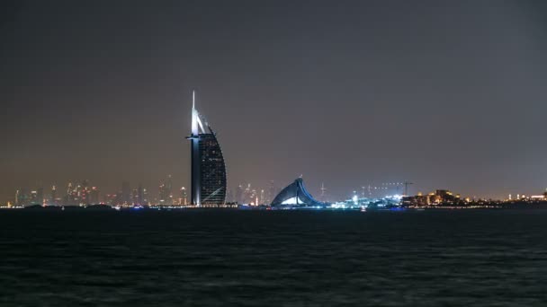 Skyline of Dubai éjjel timelapse Burj al Arab előtérben Dubai, Egyesült Arab Emírségek — Stock videók