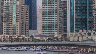 Dubai Yat Limanı kuleleri ve gece timelapse Dubai gün kanalda görünümü