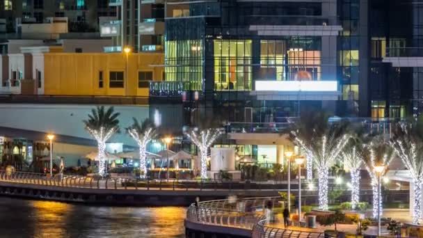 Promenade in Dubai Marina timelapse 's nachts, Verenigde Arabische Emiraten. — Stockvideo