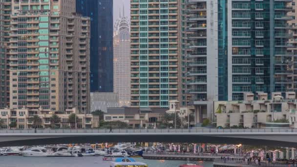 Vista de Dubai Marina Towers y canal en Dubai día a noche timelapse — Vídeo de stock