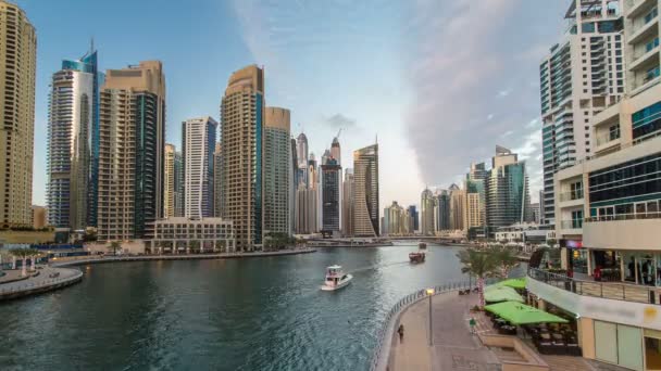 Vista de Dubai Marina Towers y canal en Dubai día a noche timelapse — Vídeos de Stock