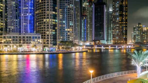 Kilátás nyílik a Dubai Marina tornyok és a Dubai éjszaka timelapse-csatorna — Stock videók