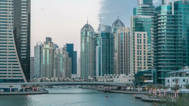 Vista de Dubai Marina Torres e canal em Dubai dia a noite timelapse — Vídeo de Stock