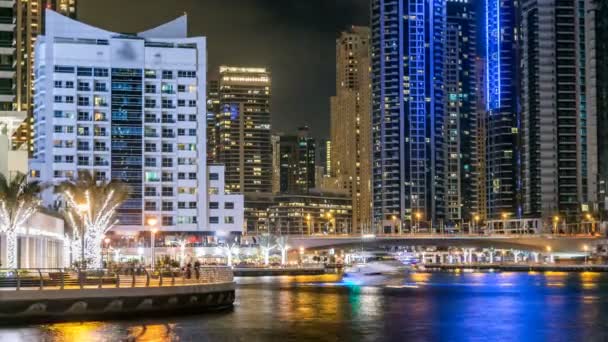 Uitzicht op Dubai Marina torens en kanaal in Dubai nacht timelapse — Stockvideo