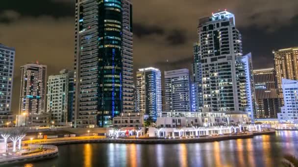 Vista de Dubai Marina Towers y canal en Dubai noche timelapse — Vídeos de Stock