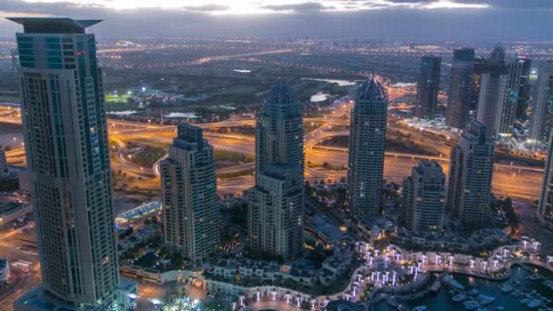 Hafenpanorama von Dubais Yachthafen von der Nacht zum Tag im Zeitraffer — Stockvideo