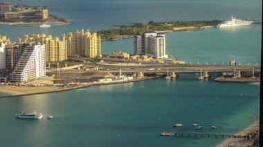 Jumeirah Palm Island 'ın sabah saatleri Dubai' nin Dubai limanındaki kulenin çatısından çekilmişti.