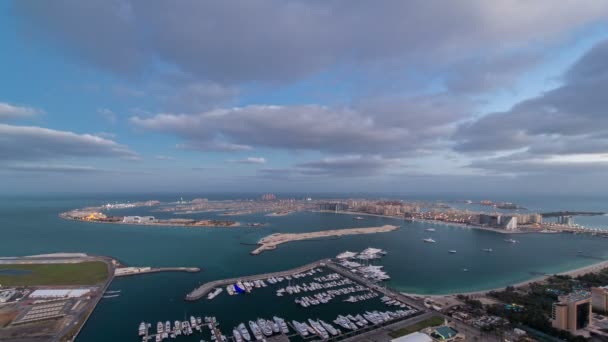 Jumeirah Palm Island noc po dniu timelapse dubai strzał z dachu wieży w Dubaju marina, uae — Wideo stockowe