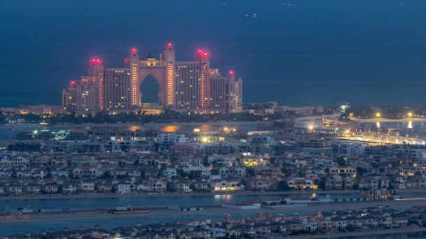 Night to day timelapse view on luxury higlighted hotel on palm Jumeirah in Dubai, UAE. — Stok video