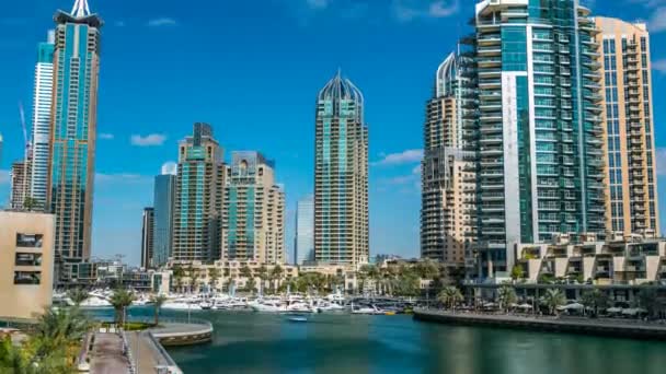 Vista de Dubai Marina torres modernas em Dubai na hora do dia timelapse — Vídeo de Stock