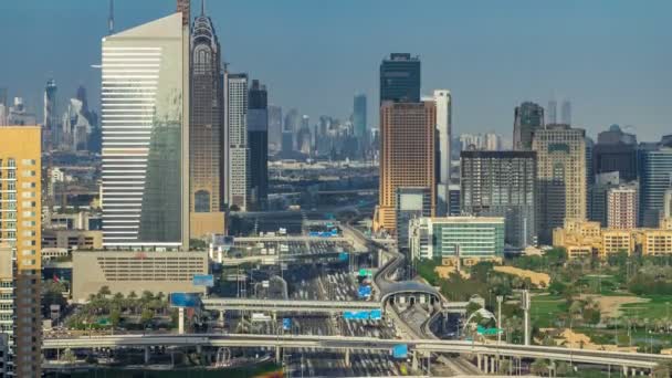 Vista aérea de los rascacielos del puerto deportivo de Dubái y las torres de Internet timelapse con tráfico en la carretera sheikh zayed. — Vídeo de stock